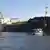 Ein Schiff mit schwarzem Rumpf und der Aufschrift "Pure Point" liegt im Hafen von Karachi vor Anker