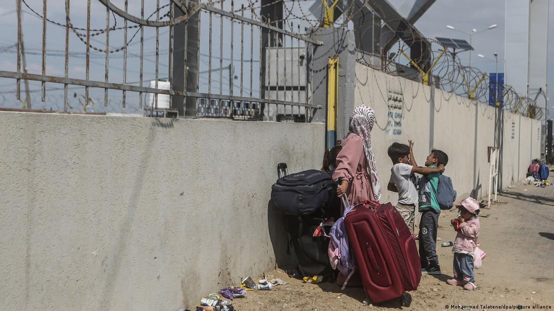 Kalimi kufitar Rafah mes Egjiptit dhe Rripit të Gazës, familje palestineze presin pas gardhit të kufirit për t'u larguar