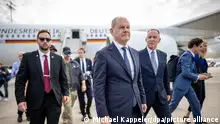 17.10.2023, Israel, Tel Aviv: Bundeskanzler Olaf Scholz (SPD, M) kommt zum Solidaritätsbesuch in Israel an. Anschließend fliegt Scholz weiter nach Ägypten. Foto: Michael Kappeler/dpa Pool/dpa +++ dpa-Bildfunk +++