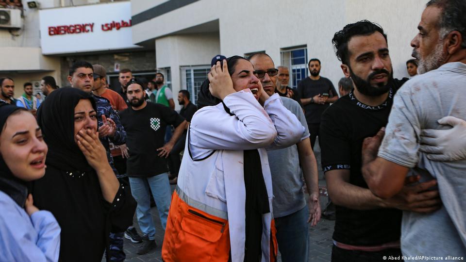 Un médico palestino (centro)y otras personas lloran después de enterarse de la muerte de un familiar en el hospital al-Shifa, tras los ataques aéreos israelíes sobre la ciudad de Gaza, en el centro de la Franja de Gaza, el martes 17 de octubre de 2023. 