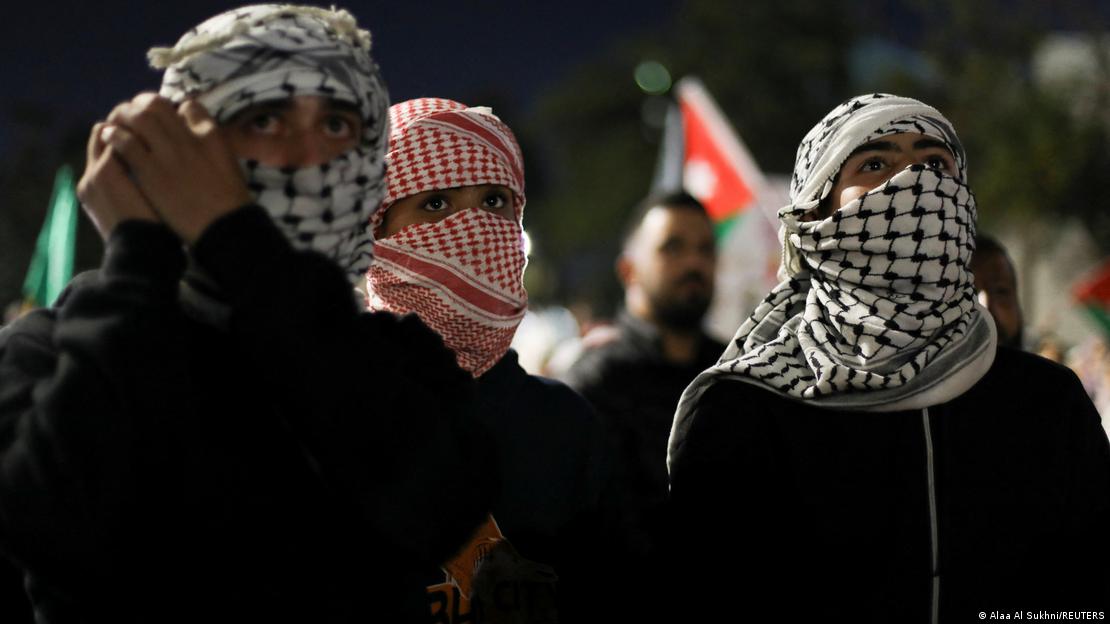 Muškarci sa kefijom