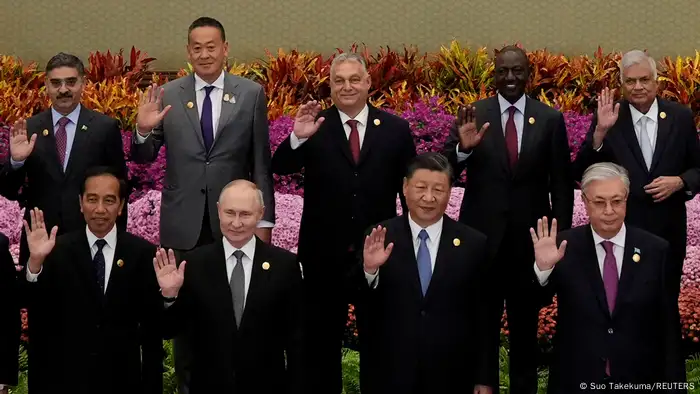 图为2023年10月18日北京人民大会堂举行的第三届“一带一路”国际合作高峰论坛上领导人们挥手合影