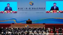Der chinesische Präsident Xi Jinping hält in der Großen Halle des Volkes Eröffnungsrede für das Belt and Road Forum. Die «Neue Seidenstraße» ist ein milliardenteures Projekt Chinas, mit dem die Volksrepublik vor allem in Afrika, Südamerika und Asien in Verkehrsnetze oder Häfen investiert und diese dort baut. +++ dpa-Bildfunk +++