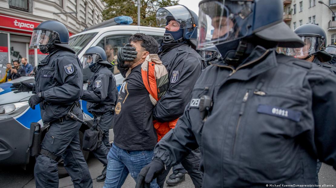 Αστυνομικοί εναντίον διαδηλωτή σε φιλοπαλαιστινιακή πορεία στο Βερολίνο
