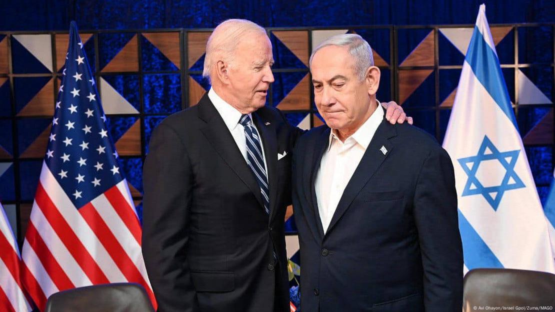 Американскиот претседател Џо Бајден (лево) му вети поддршка на израелскиот премиер Бенјамин Нетанјаху, но го повика да покаже воздржаност во преземањето акција против Хамас