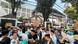 Massa pendukung di depan KPU Massa pendukung di depan KPU