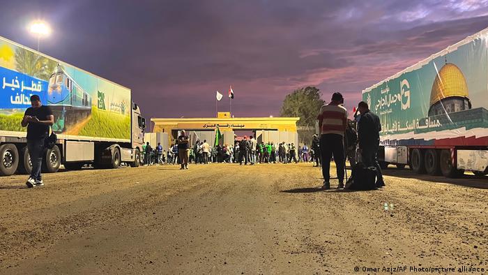 Mais de 100 caminhões com ajuda aguardam do lado egípcio da fronteira próximo à à Faixa de Gaza