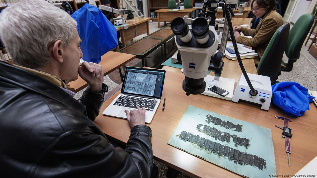 Desplegados, los misteriosos rollos de papel carbonizado comenzaron a revelar sus misterios bajo el lente de las nuevas tecnologías Desplegados, los misteriosos rollos de papel carbonizado comenzaron a revelar sus misterios bajo el lente de las nuevas tecnologías