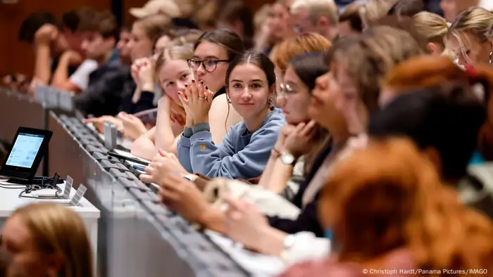 Studenten im großen Hörsaal am Tag der Erstsemesterbegrüßung an der Uni Köln