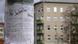 Anúncio de busca de apartamento colado a um poste em Berlim e, ao fundo, um edifício Anúncio de busca de apartamento colado a um poste em Berlim e, ao fundo, um edifício
