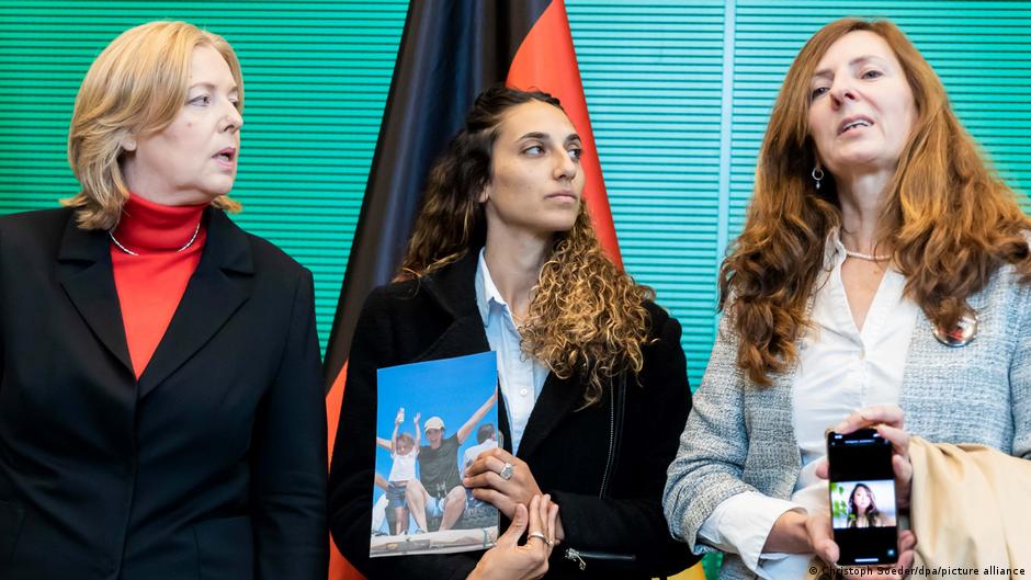 Israel-Hamas war: Families plead for German hostages in Gaza – DW – 10/19/2023 - Vimarsana News