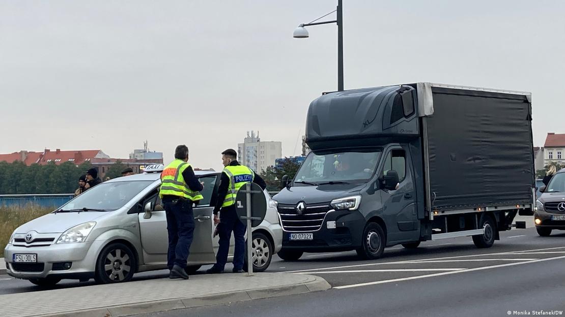 Γερμανοί αστυνομικοί ελέγχουν οχήματα στα σύνορα Γερμανίας και Πολωνίας