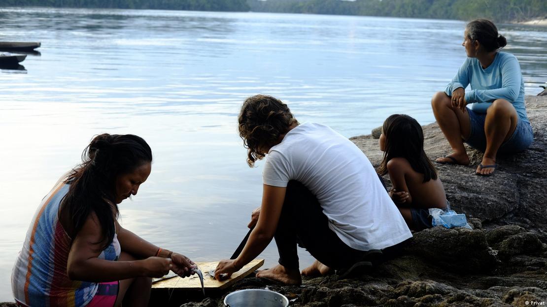 Indígenas trabalham nas margens do Rio Negro, no Amazonas
