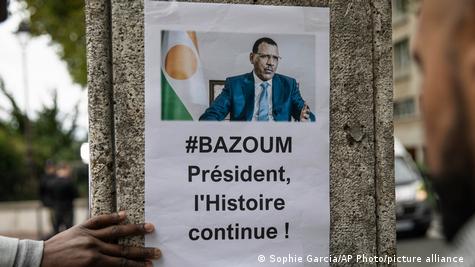 Affiche en faveur du président nigérien déchut Mohamed Bazoum, face à l'ambassade du Niger à Paris (5 août 2023)