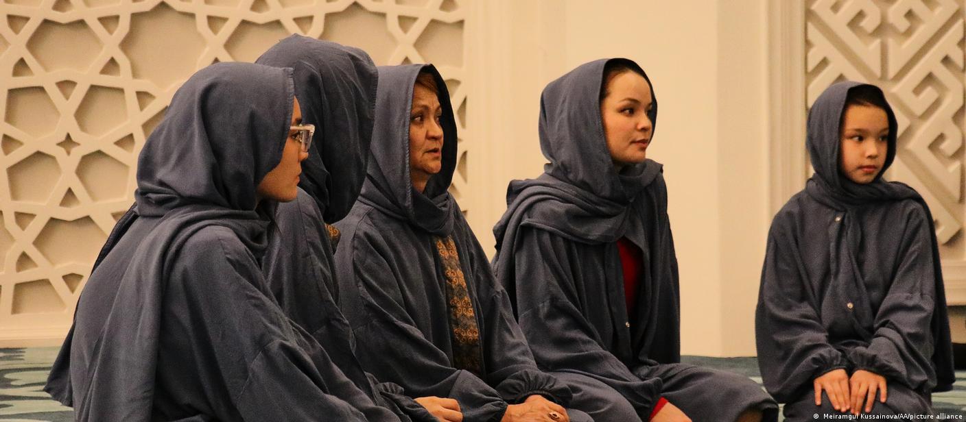 Chuvash va chuvash ayollar erotik porno Voyaga etgan ayol fotosuratda oyoqlarini yoydi