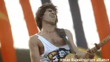 Gitarrist Keith Richards. Die britische Rockgruppe The Rolling Stones gibt im Rahmen ihrer Deutschlandtournee am 11.096.1982 ein Konzert im ausverkauften Olympiastadion in München.