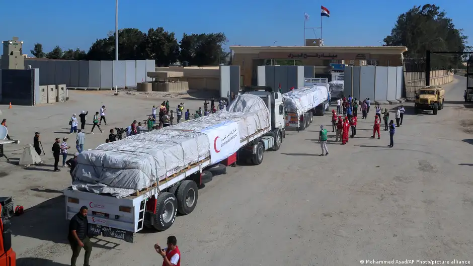 拉法口岸开放 首批救援物资进入加沙地带 | 德国之声 来自德国 介绍德国 | DW | 21.10.2023