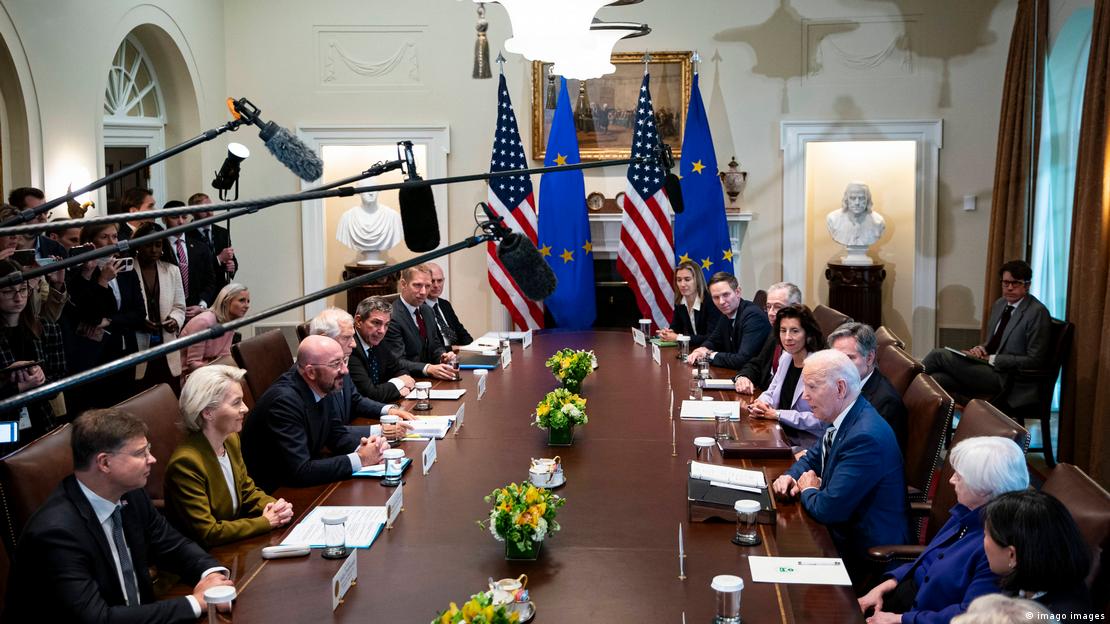 Joe Biden, Ursula von der Leyen und Charles Michel während eines EU-US-Gipfels im Cabinet Room des Weißen Hauses Joe Biden, Ursula von der Leyen und Charles Michel während eines EU-US-Gipfels im Cabinet Room des Weißen Hauses