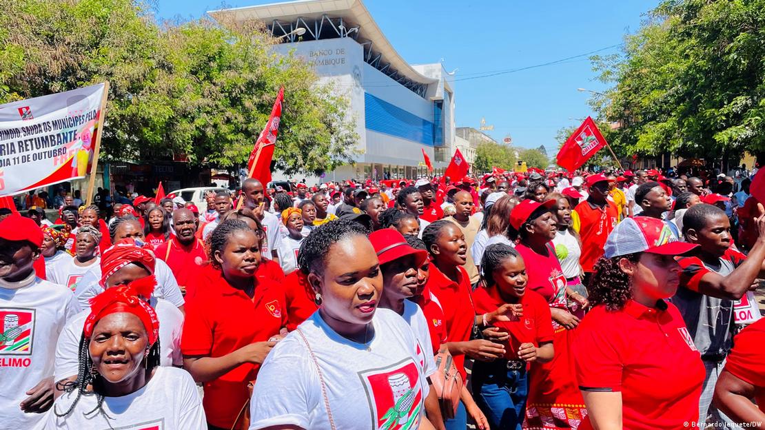 Mosambik Chimoio | Demonstrationszug der Regierungspartei FRELIMO
