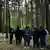 Policiais abordam grupo de migrantes em meio a uma floresta na Alemanha