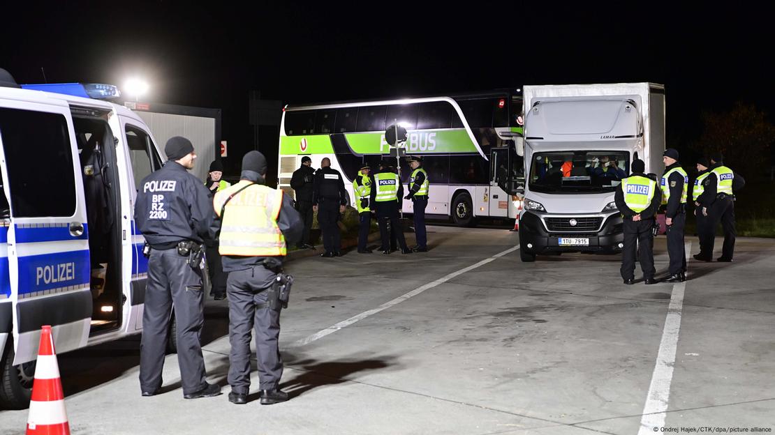 German police conducting nighttime controls at the border to the Czech Republic 