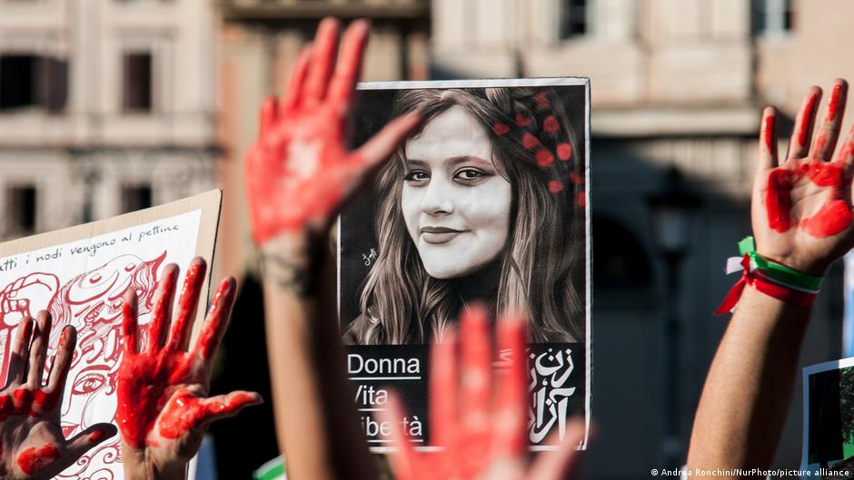 Demonstracije zbog smrti Jine Mahse Amini održavane su i u Iranu i van te zemlje (na fotografiji je skup u Rimu u oktobru 2022.)