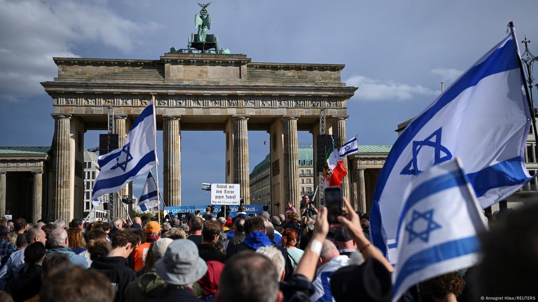 Собирот на солидарност кај Бранденбуршката порта се одржа под мотото „Застанете против теророт, омразата и антисемитизмот – во знак на солидарност и сочувство со Израел“.