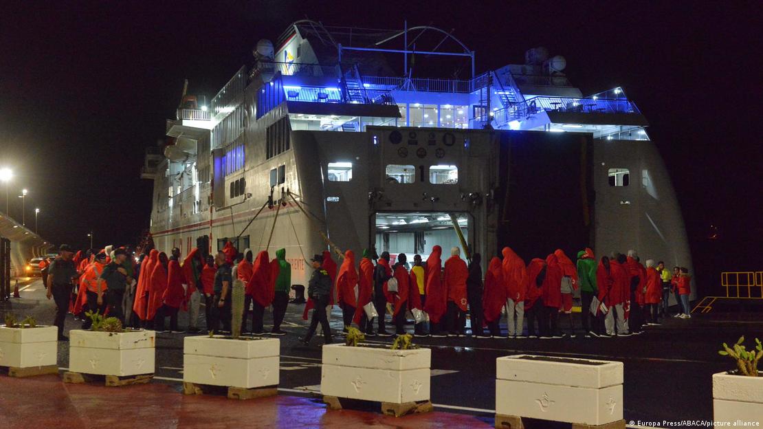 Migrants had to be transferred from El Hierro to other islands after reception centers were overwhelmed by the sheer number of arrivalsImage: Europa Press/ABACA/picture alliance