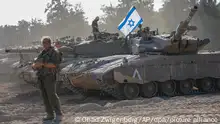 20.10.2023, Israel, ---: Israelische Soldaten arbeiten an einem Panzer in der Nähe der Grenze zum Gazastreifen im Süden Israels. Das israelische Militär hat seine Bodentruppen in der Nähe des Gazastreifens im Vorfeld einer erwarteten Bodeninvasion verstärkt. Foto: Ohad Zwigenberg/AP/dpa +++ dpa-Bildfunk +++