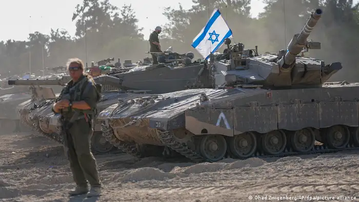 在加沙地带附近备战的以色列士兵和坦克