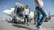 Afghanen gehen über die Gangway aus einem Charterflugzeug. 45 abgelehnte Asylbewerber wurden mit dem Sonderflug in Afghanistans Hauptstadt Kabul abgeschoben. (ACHTUNG: Die Gesichter der Abgeschobenen sind aus Gründen des Persönlichkeitsschutzes unkenntlich. Ein Logo der Fluggesellschaft die den Abschiebeflug durchgeführt hat, rechts neben der Gangway, wurde als Bedingung von Frontex unkenntlich gemacht; zu dpa-Story: Abschiebeflug nach Afghanistan) +++ dpa-Bildfunk +++