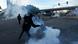 Un manifestante lanza hacia atrás un bote de gas lacrimógeno durante choques con la policía frente a la Asamblea Nacional de la Ciudad de Panamá, en una protesta contra un contrato aprobado entre el gobierno y la minera canadiense First Quantum Minerals. (23.10.2023) Un manifestante lanza hacia atrás un bote de gas lacrimógeno durante choques con la policía frente a la Asamblea Nacional de la Ciudad de Panamá, en una protesta contra un contrato aprobado entre el gobierno y la minera canadiense First Quantum Minerals. (23.10.2023)