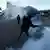 Un manifestante lanza hacia atrás un bote de gas lacrimógeno durante choques con la policía frente a la Asamblea Nacional de la Ciudad de Panamá, en una protesta contra un contrato aprobado entre el gobierno y la minera canadiense First Quantum Minerals. (23.10.2023)