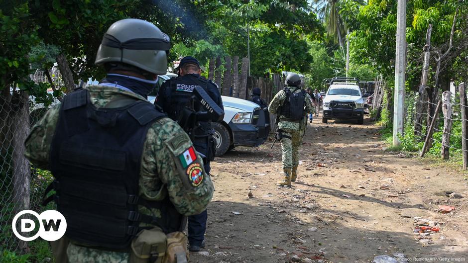 Mexico: 13 police officials gunned down in Guerrero state – DW – 10/24/2023