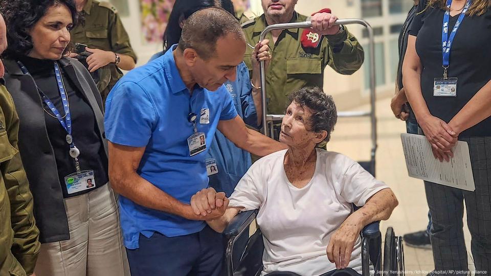 Yocheved Lifshitz en un hospital después de haber sido liberada.