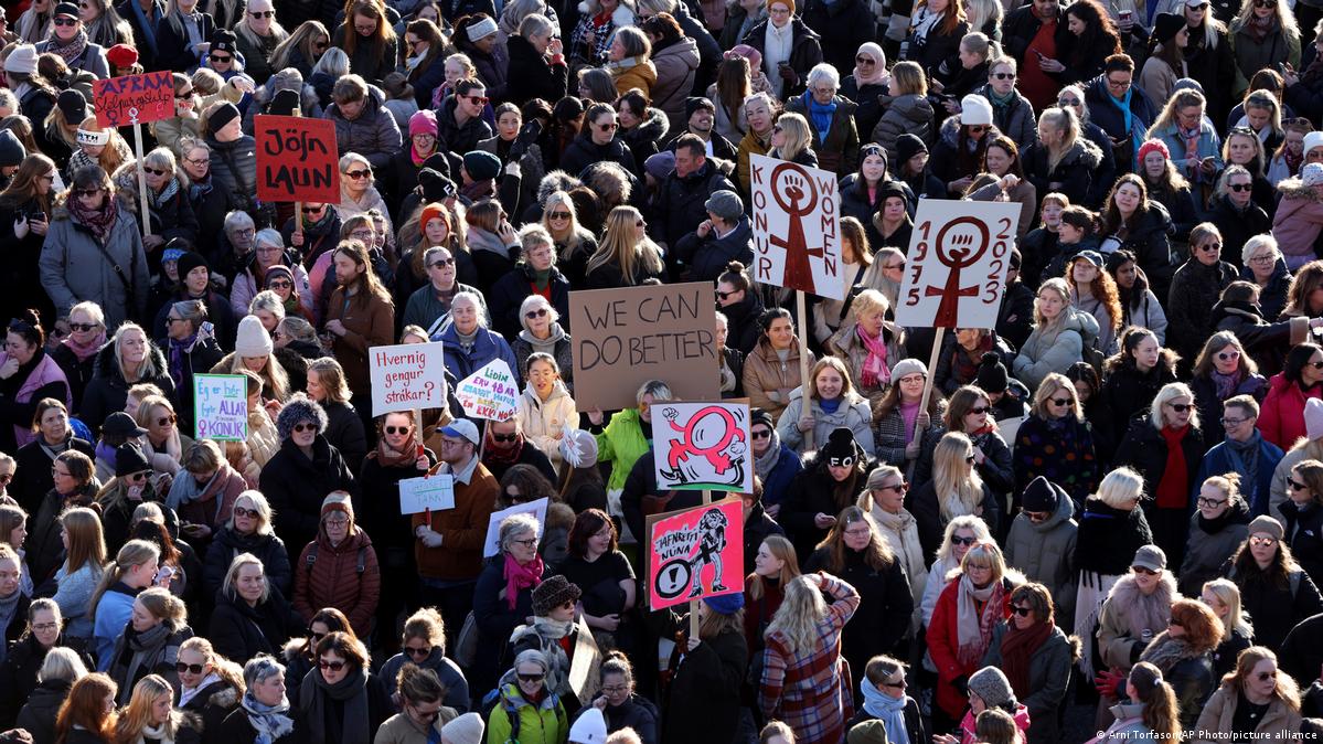 Iceland Women hold allday strike for gender equality DW 10/24/2023