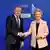 Donald Tusk i Ursula von der Leyen podają sobie ręce 