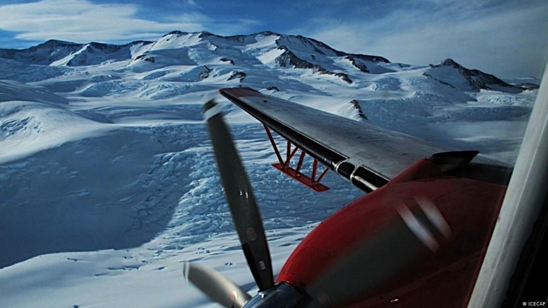 Un avión sobrevoló la Antártida para recoger los datos originales del estudio en que se basa el nuevo trabajo de investigación.