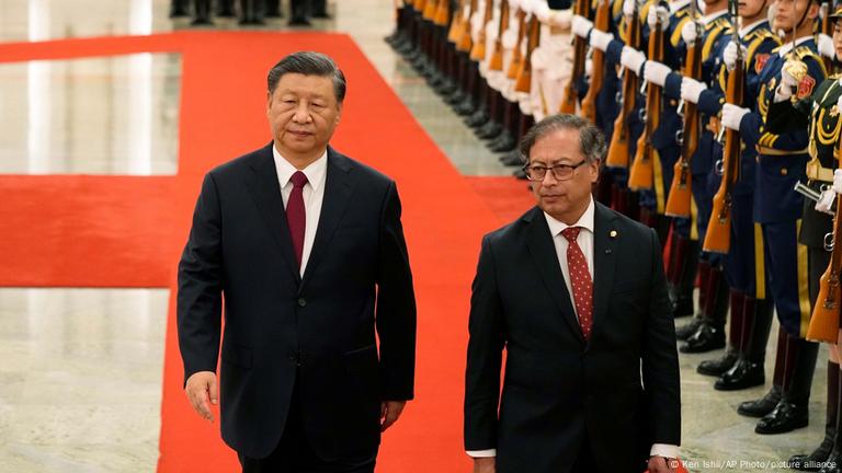 El presidente colombiano, Gustavo Petro, es recibido por el presidente chino, Xi Jinping, en octubre de 2023. El presidente colombiano, Gustavo Petro, es recibido por el presidente chino, Xi Jinping, en octubre de 2023.