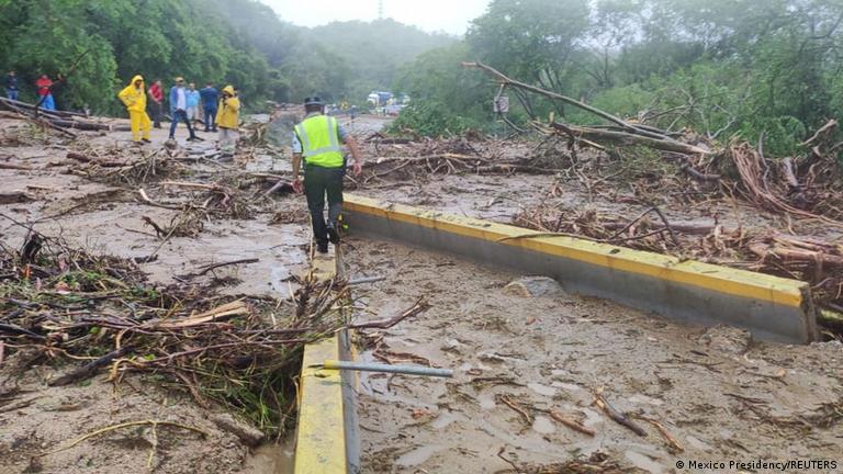 La carretera que conecta Chilpancingo con Acapulco está bloqueada por un deslizamiento de tierra causado por las fuertes lluvias del huracán Otis, en las afueras de Acapulco, en el estado de Guerrero.