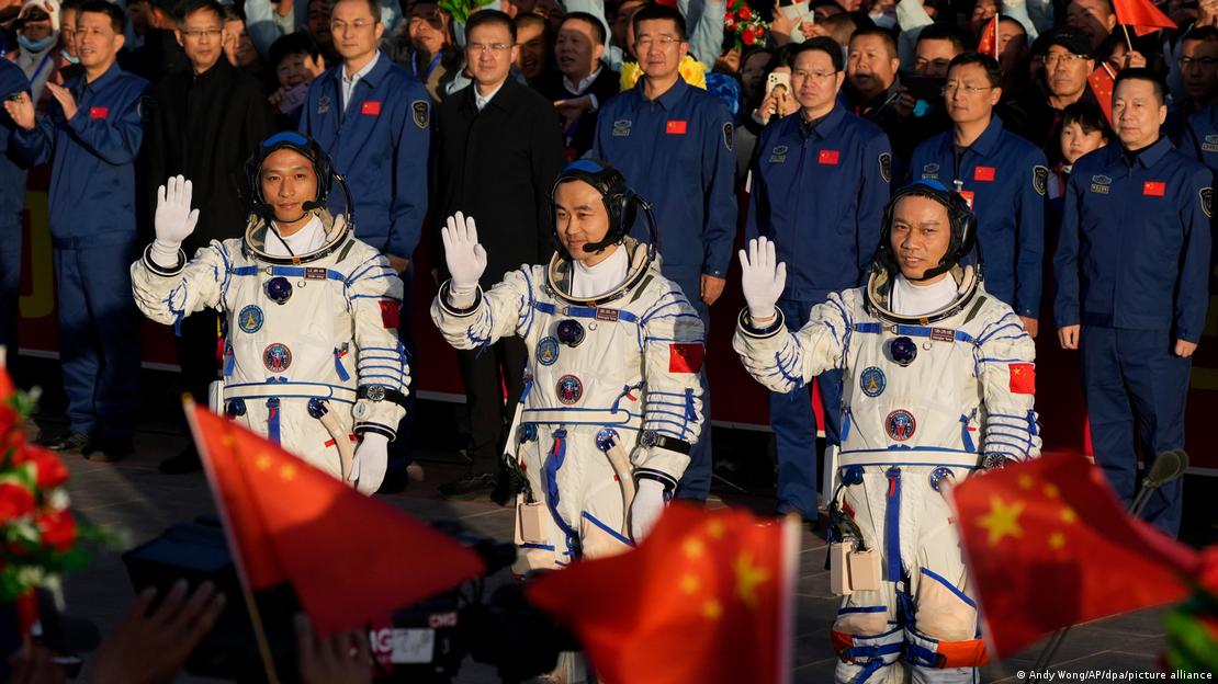 Los tres "taikonautas" (como se conoce a los cosmonautas chinos) que forman la tripulación de Shenzhou-17. (26.10.2023)