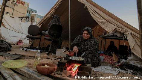Ozini tualet chotkasi bilan sikadi Gozallik oyoqlarini yoyadi