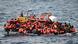 Migrantes en una embarcación saturada en el mar. Migrantes en una embarcación saturada en el mar.