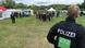 Policial (de costas) observa um grupo de neonazis em um festival de música enquanto eles são abordados por outros policiais. Policial (de costas) observa um grupo de neonazis em um festival de música enquanto eles são abordados por outros policiais.