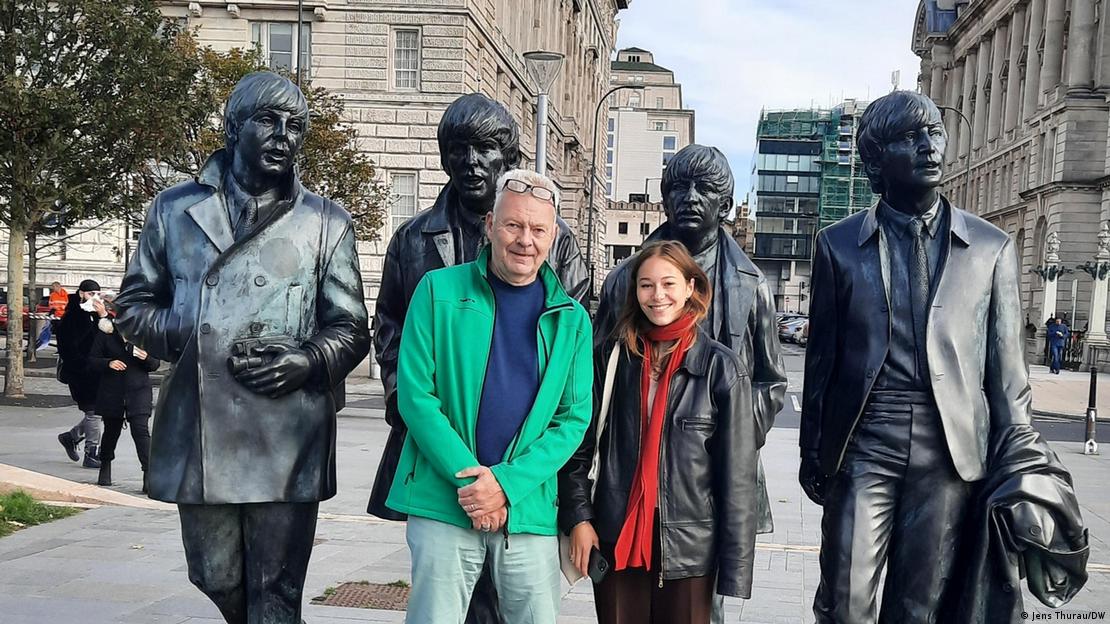 O jornalista Jens Thurau, da DW, e sua filha posam diante de estátuas de bronze dos Beatles numa praça de Liverpool.