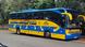 Ônibus nas cores amarelo e azul e com a inscrição "Magical Mystery Tour".