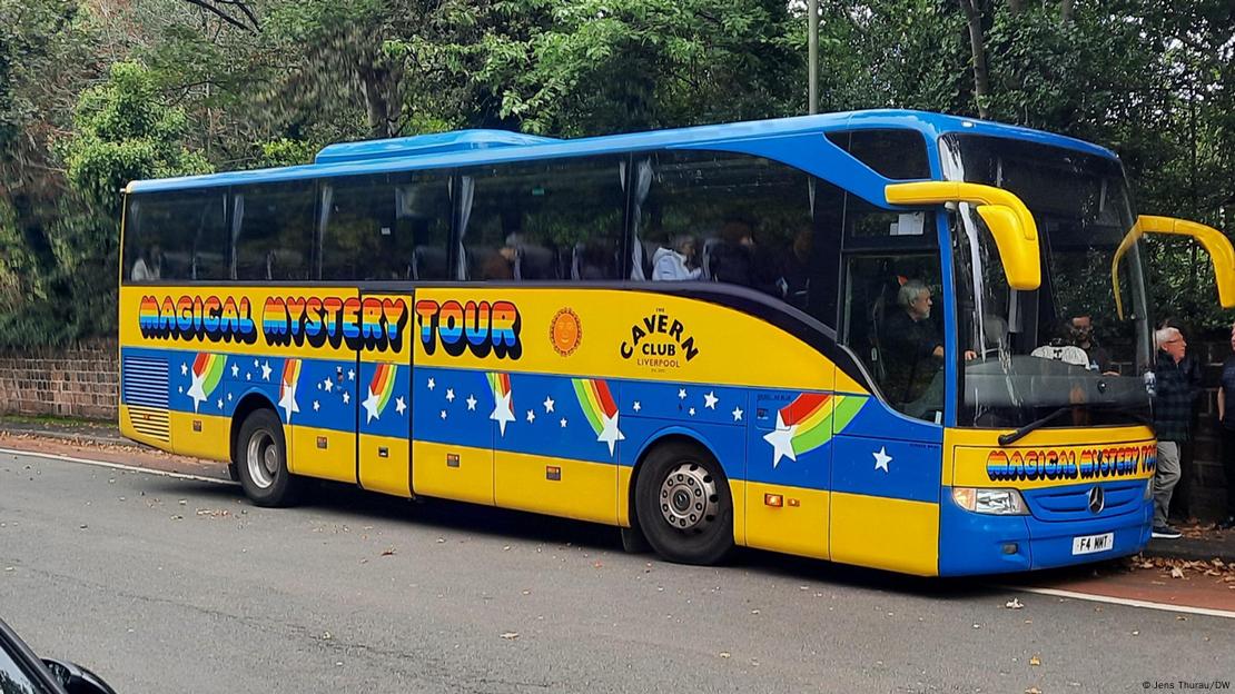 Ônibus nas cores amarelo e azul e com a inscrição 