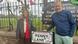 O jornalista Jens Thurau posa para foto ao lado de sua filha diante de placa da rua Penny Lane, em Liverpool.