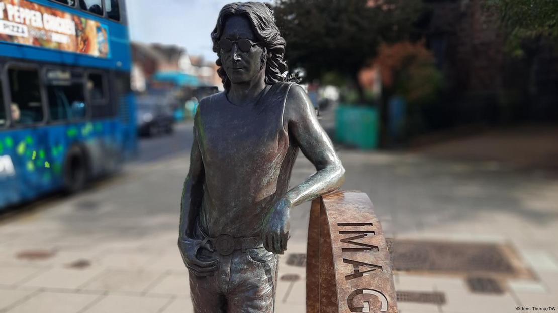 Estátua representando John Lennon na rua Penny Lane, em Liverpool.