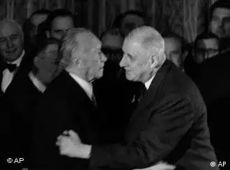 Der deutsch-französische Vertrag ist unterschrieben - Bundeskanzler Konrad Adenauer (links) und Staatspraesident Charles de Gaulle, umarmen sich am 22. Januar 1963 nach der Unterzeichnung